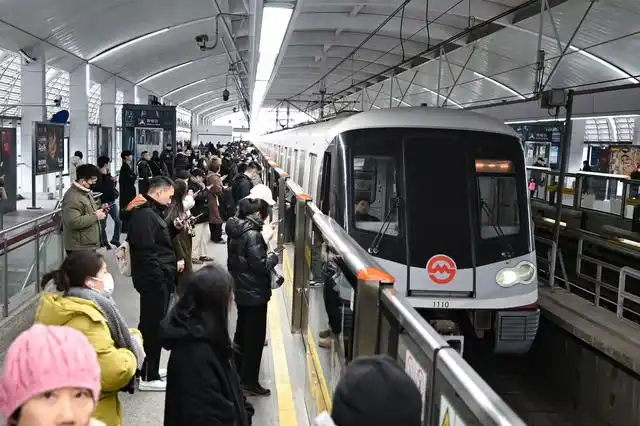 Shanghai Metro Line 11 was partially restored to operation in the damaged section due to crane intru(图1)